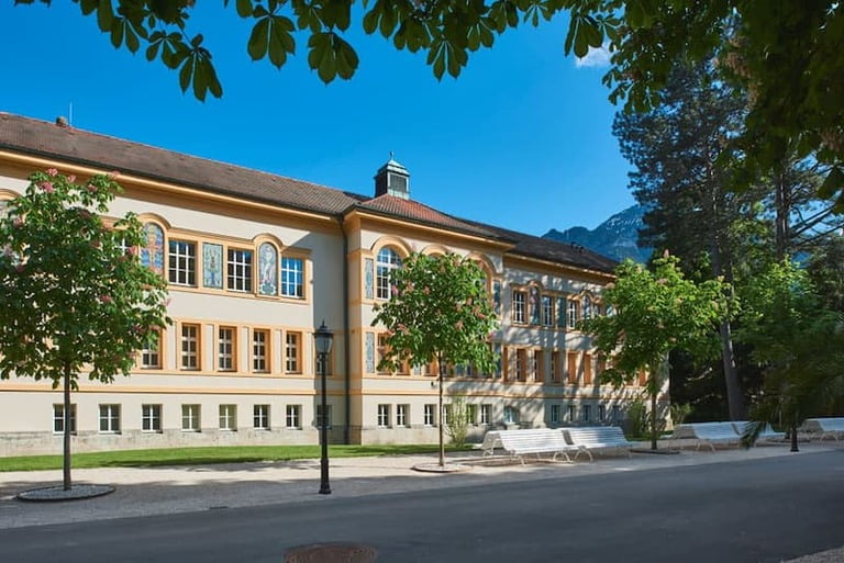 Seitenansicht des Kurmittelhaus der Moderne