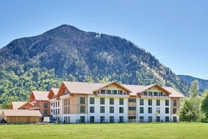 Fernansicht des Seniorenzentrum Grassau mit Bergpanorama
