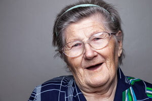 Seniorin lacht