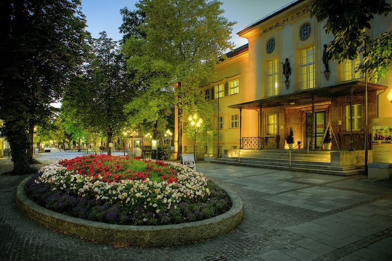 Kurmittelhaus am Abend