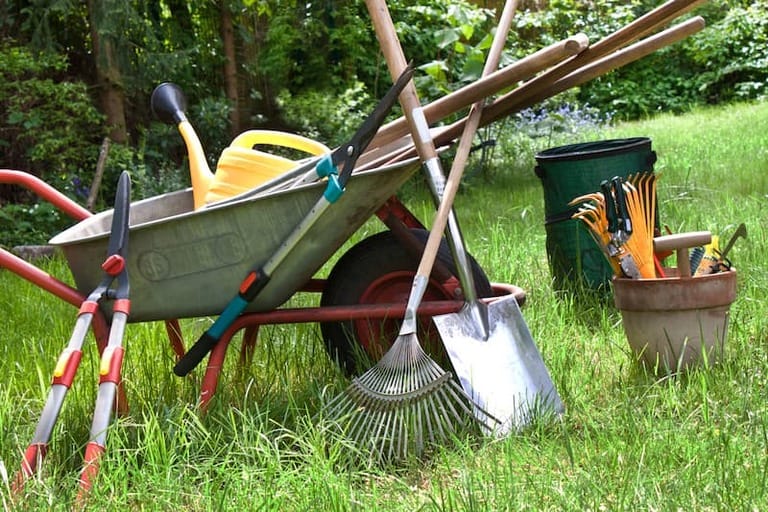 Garten mit verschiedenen Gartenwerkzeugen