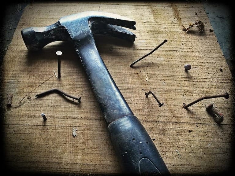Ein Hammer mit Nägeln